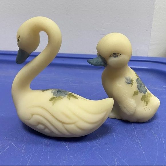 Set (2) Vintage Fenton Custard Glass Duck Hand Painted Blue Floral Artist Signed - Picture 4 of 11